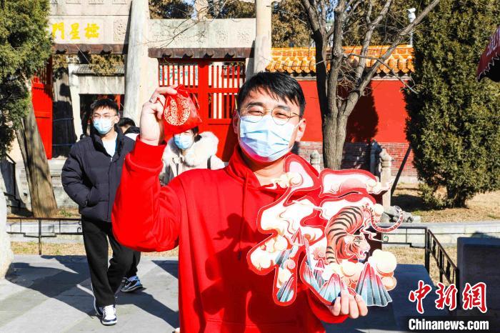 游客曬“圣府尋?！被顒又蓄I到的獎品?！Ⅷ櫲?攝