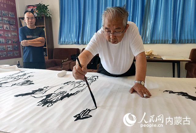 畫家馬鐵現場創作。人民網 王慧攝